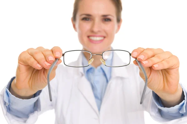 Primer plano de la mujer médico que da gafas para los ojos — Foto de Stock