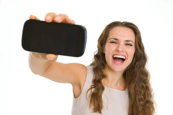 Gelukkig jonge vrouw tonen mobiele telefoon — Stockfoto