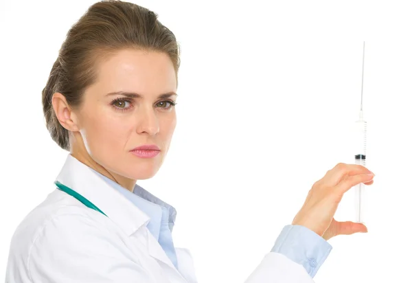 Médico sério mulher segurando seringa — Fotografia de Stock