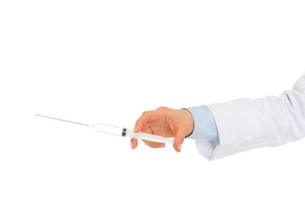 Крупный план на руке врача, держащего шприц — стоковое фото
