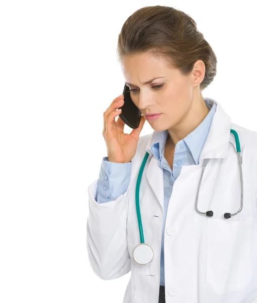 Médico preocupado mulher falando telefone celular — Fotografia de Stock