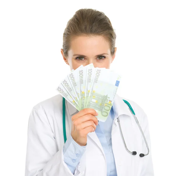 Женщина-врач прячется за вентилятором евро — стоковое фото