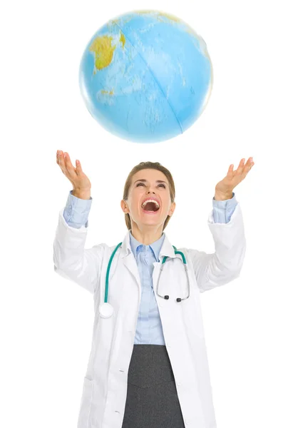 Happy medical doctor woman throws up globe — Stock Photo, Image