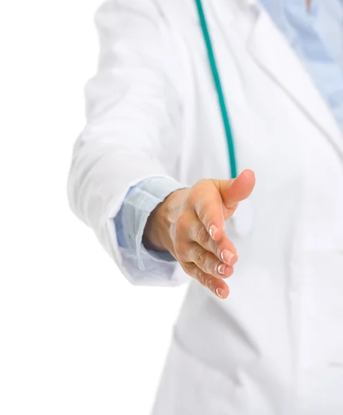 握手を求めて手を伸ばす医師女性へのクローズ アップ — ストック写真