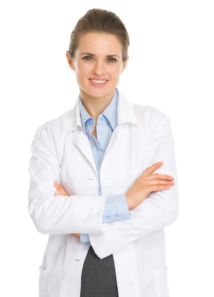 Beyaz elbise içinde gülümseyen kadın portresi