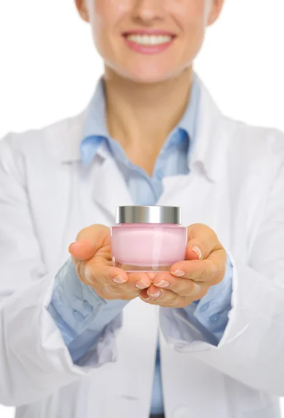 Cosmética mujer mostrando crema — Foto de Stock