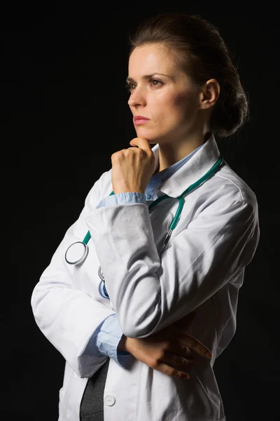 Retrato de la médica reflexiva mujer buscando espacio para copiar —  Fotos de Stock