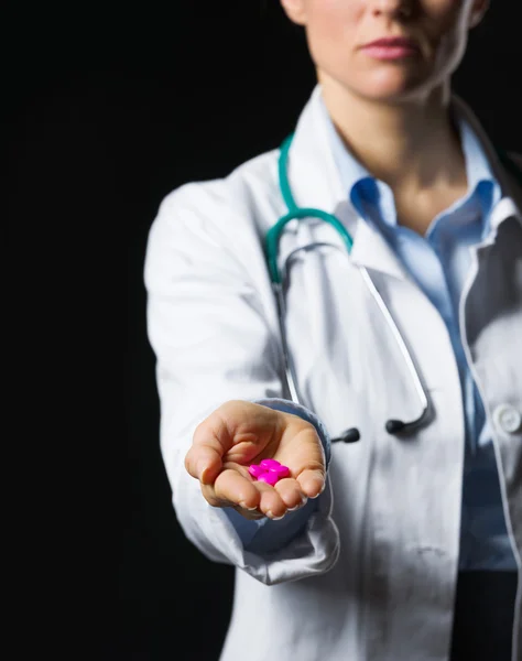 Primo piano sulla donna medico mostrando pillole — Foto Stock