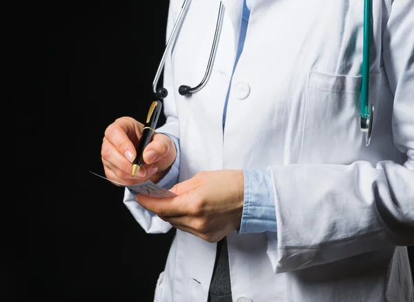 Close-up sobre médico mulher prescrição de escrita — Fotografia de Stock