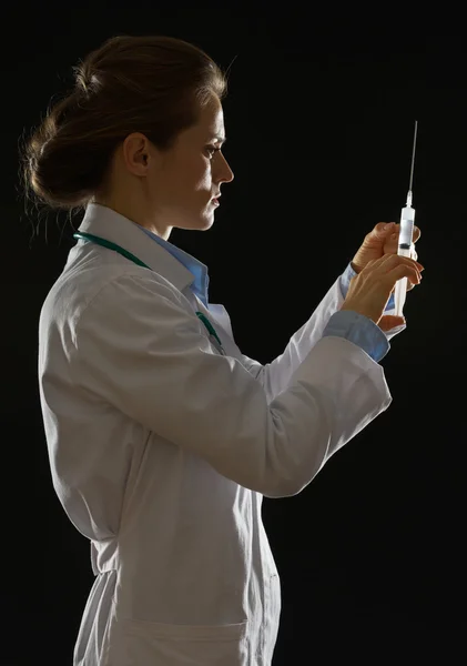 Médico médico mujer golpeando en la jeringa —  Fotos de Stock