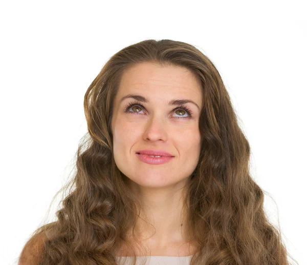 Женщина с шикарными волосами смотрит вверх — стоковое фото