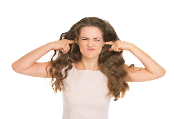 Молода жінка закриває вуха — стокове фото