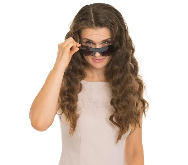 Junge Frau schaut von Sonnenbrille — Stockfoto