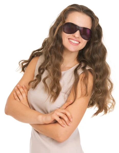 Jeune femme souriante avec des lunettes de soleil — Photo
