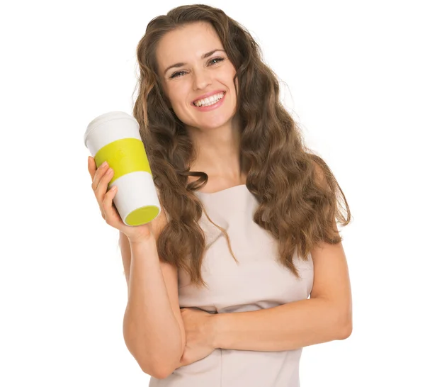 Młoda kobieta trzyma filiżankę kawy — Zdjęcie stockowe