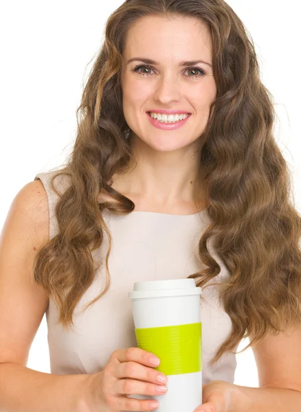 Mladá žena drží šálek kávy — Stock fotografie
