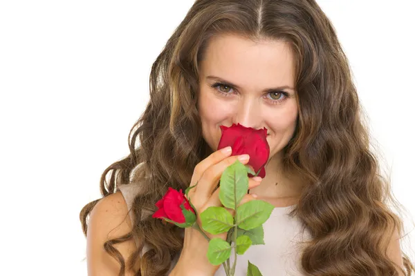 Νεαρή γυναίκα με κόκκινο τριαντάφυλλο — Φωτογραφία Αρχείου