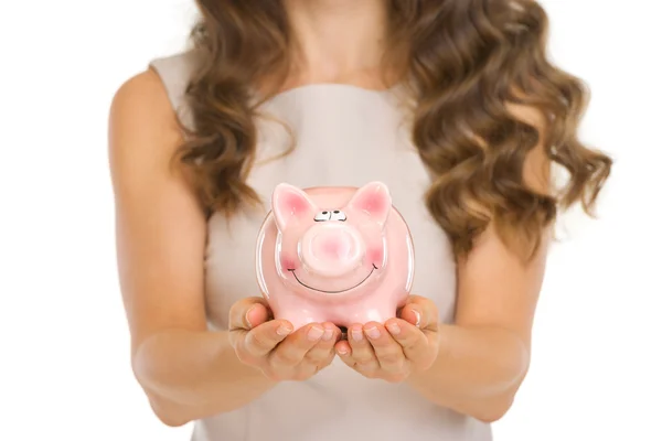 Close-up op piggy bank in handen van de vrouw — Stockfoto