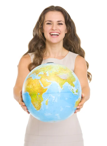 Gelukkig jonge vrouw geven globe — Stockfoto