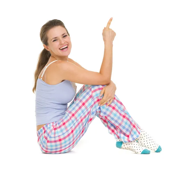 Pijama katta oturan genç kadın — Stok fotoğraf