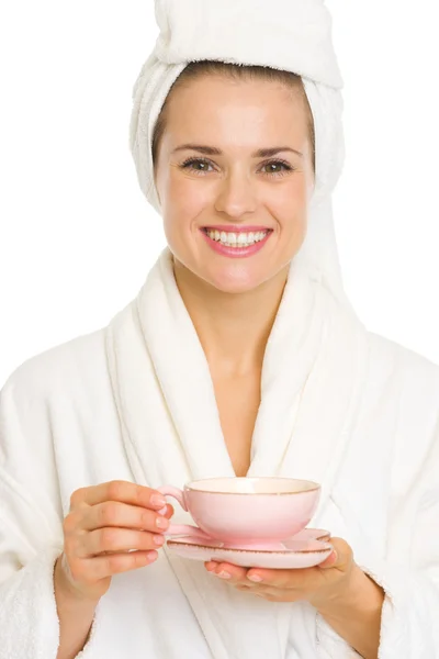 Jonge vrouw in badjas met kopje koffie — Stockfoto