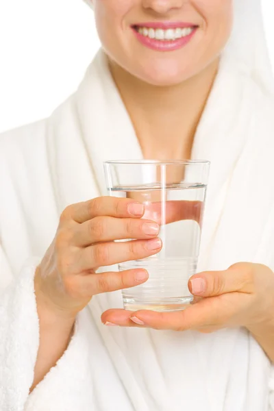 Jeune femme en peignoir avec verre d'eau — Photo