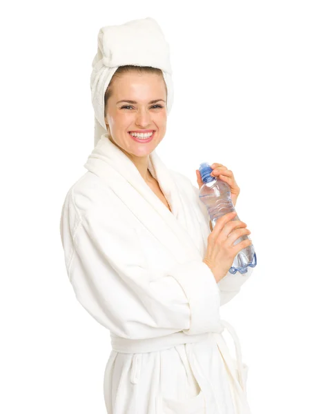 Mujer joven en albornoz con botella de agua — Foto de Stock