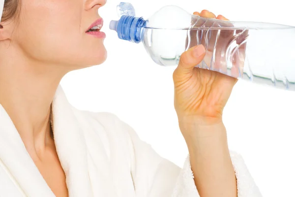 Jeune femme en peignoir eau potable de bouteille — Photo