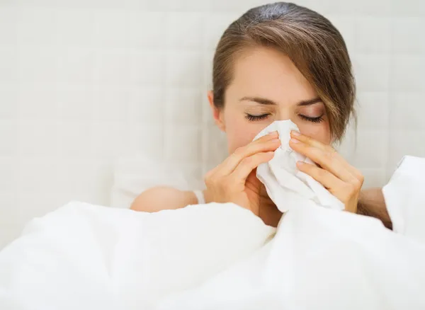 Femme avec grippe couchée au lit — Photo