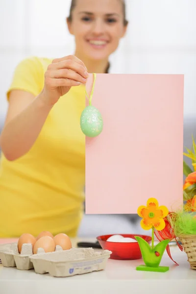 Primo piano su foglio di carta rosa bianco con uovo di Pasqua — Foto Stock