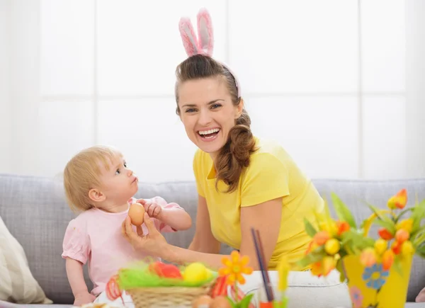 Baby och mamma spendera tid tillsammans på påsk — Stockfoto