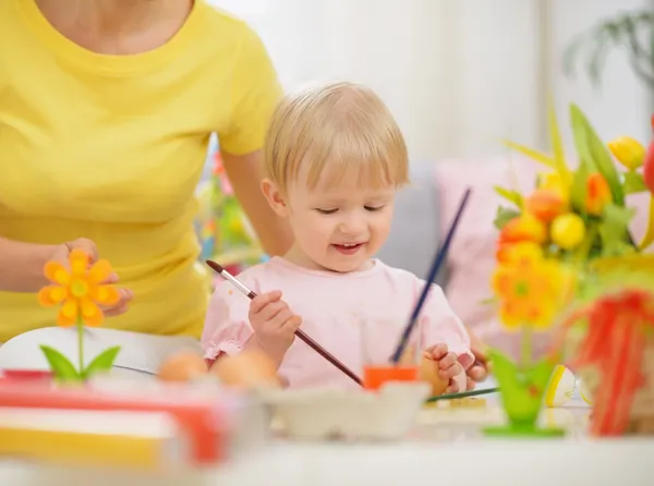 Mor och barn äta påskägg — Stockfoto