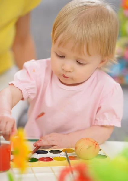 Mor och barn äta påskägg — Stockfoto