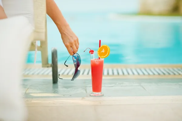 kokteyl şezlong rahatlatıcı ile yakın kadın