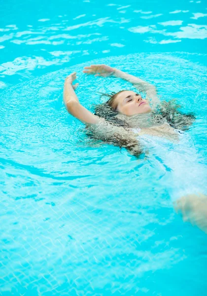 Giovane donna nuotare in piscina — Foto Stock