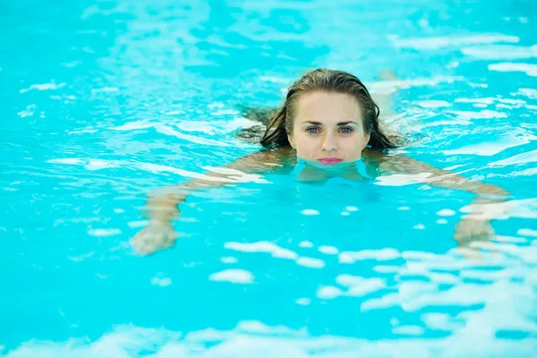 Mujer joven nadando en la piscina — Foto de Stock