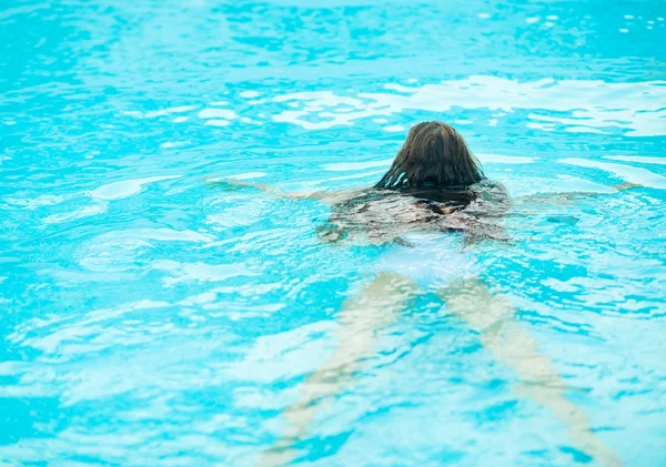 Jeune femme nageant dans la piscine. — Photo