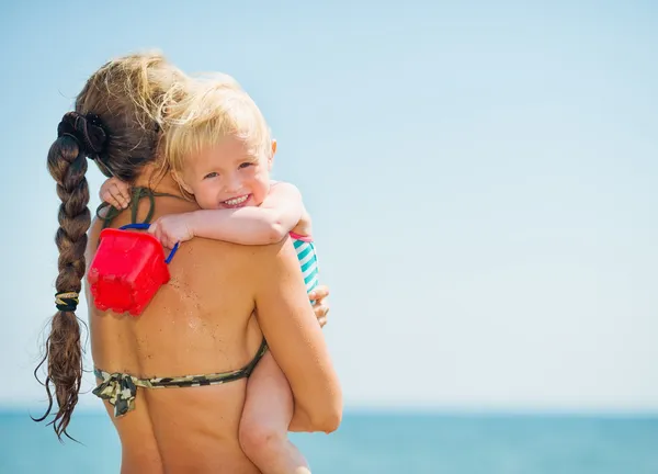 Moeder en baby op zoek op zee. Achteraanzicht — Stockfoto