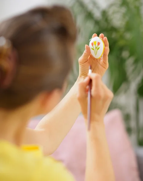 Woman drawing on Easter egg — Stock Photo, Image