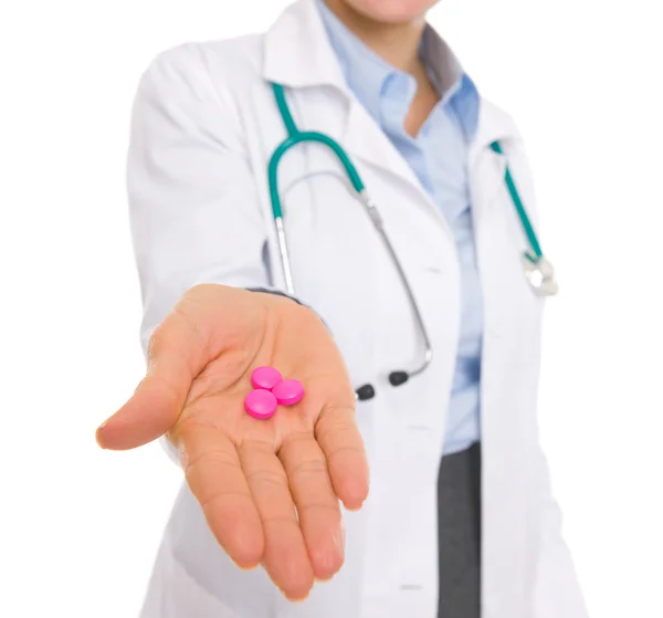 Primer plano de la mujer médico dando pastillas Imagen de stock