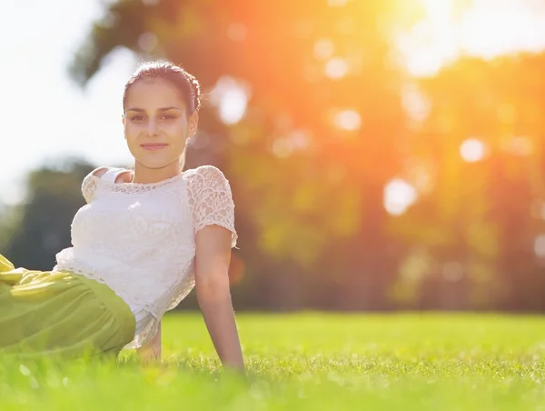 Porträt eines glücklichen Mädchens auf einer Wiese liegend — Stockfoto