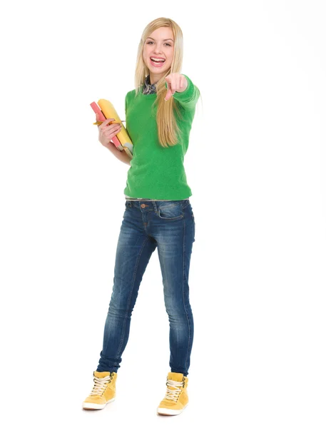 Retrato de comprimento total da menina estudante feliz apontando na câmera — Fotografia de Stock