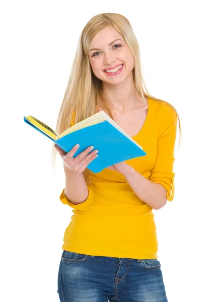 Estudante sorrindo livro de leitura menina — Fotografia de Stock