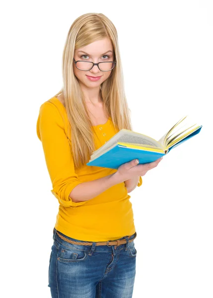 Student tjej i glas läser bok — Stockfoto