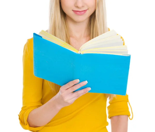 Fechar o livro de leitura da menina estudante — Fotografia de Stock