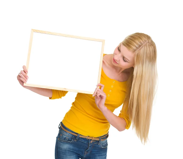 Estudante menina olhando em placa em branco — Fotografia de Stock