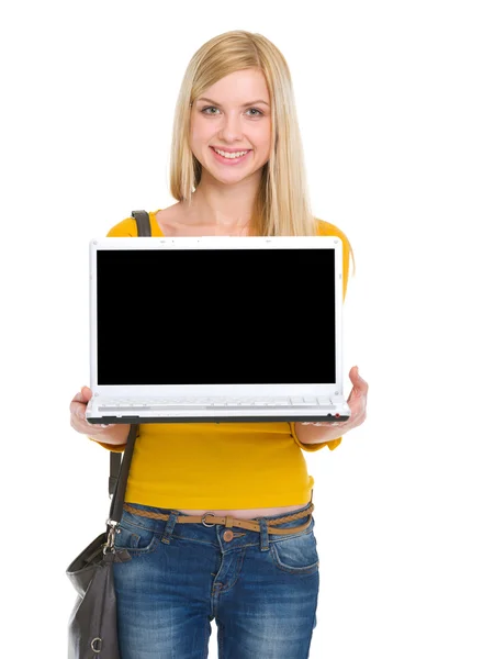 微笑的学生女孩显示笔记本电脑 — 图库照片