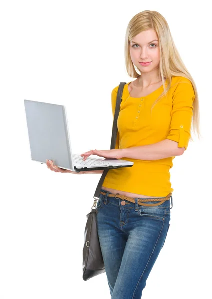 Studente ragazza con computer portatile — Foto Stock