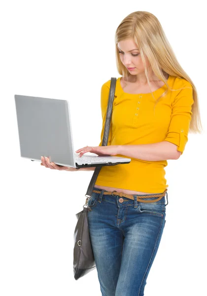 Studentin arbeitet Laptop — Stockfoto