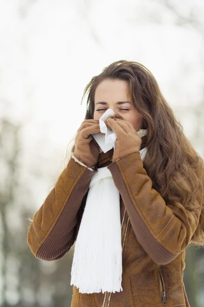 Wanita meniup hidung di musim dingin di luar ruangan — Stok Foto